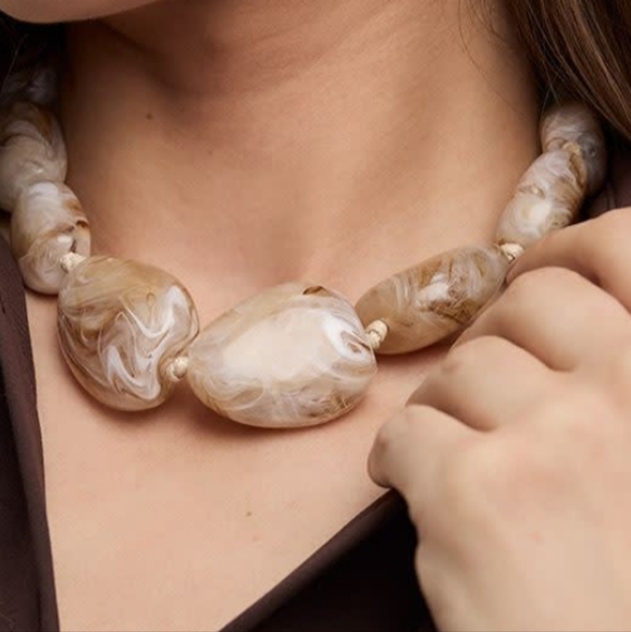 🤎Reitmans Elegant Cream and Brown Actylic Stones Necklace Colier - Picture 3 of 4